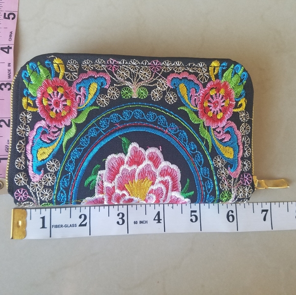 Embroidered wallet - Picture 1 of 3